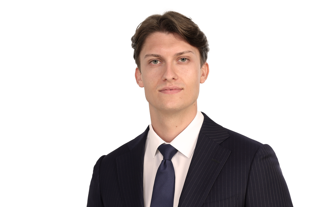 Leon Nitschke ist Underwriter für Art und Private Client bei Hiscox. Er trägt einen schwarzen Anzug mit weißem Hemd und schwarzer Krawatte. Er hat dunkelbraune Haare und lächelt leicht in die Kamera.