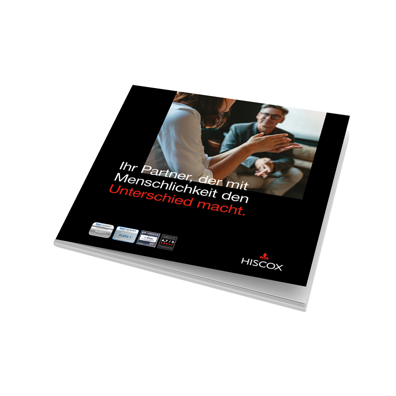 Eine Broschüre mit schwarzem Umschlag, einem Foto von zwei Personen und dem Text: "Ihr Partner, der mit Menschlichkeit den Unterschied macht." Unten rechts ist das Hiscox-Logo.