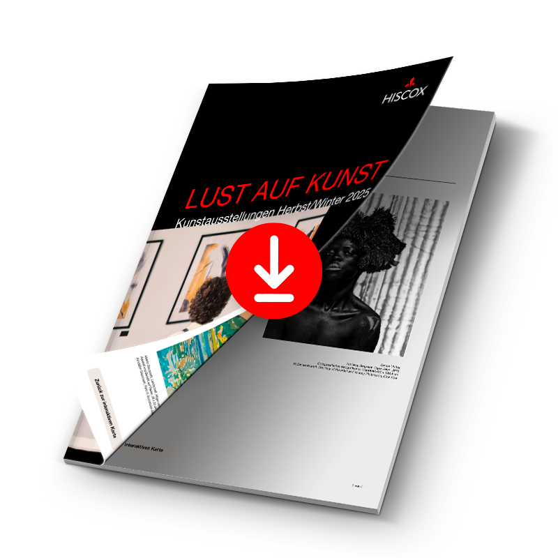 itelblatt einer Broschüre von Hiscox mit der Aufschrift „Lust auf Kunst – Kunstausstellungen Herbst/Winter 2025“. Die Broschüre ist leicht aufgeblättert und zeigt Kunstwerke auf den Innenseiten; in der Mitte ein rotes Download-Symbol.
