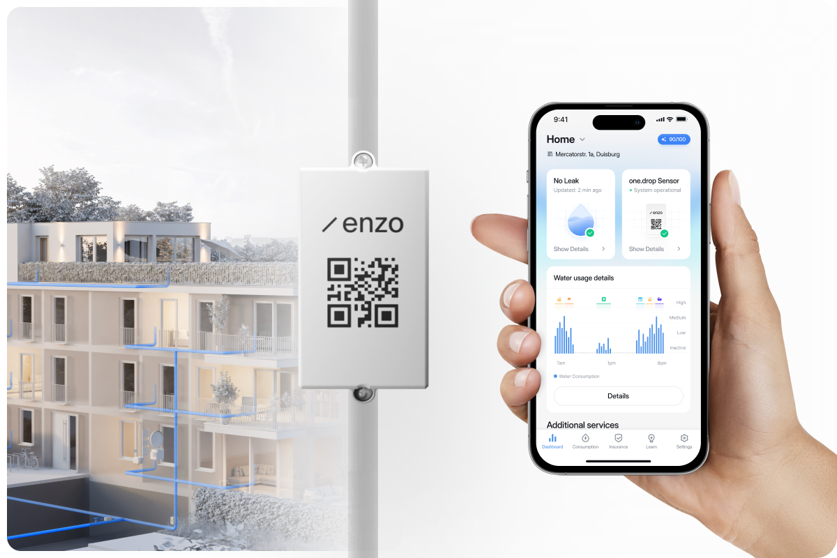 Eine Hand hält ein Smartphone, auf dem die Enzo-App zu sehen ist. Im Hintergrund ist ein Gebäude abgebildet sowie der Wassersenor von Enzo