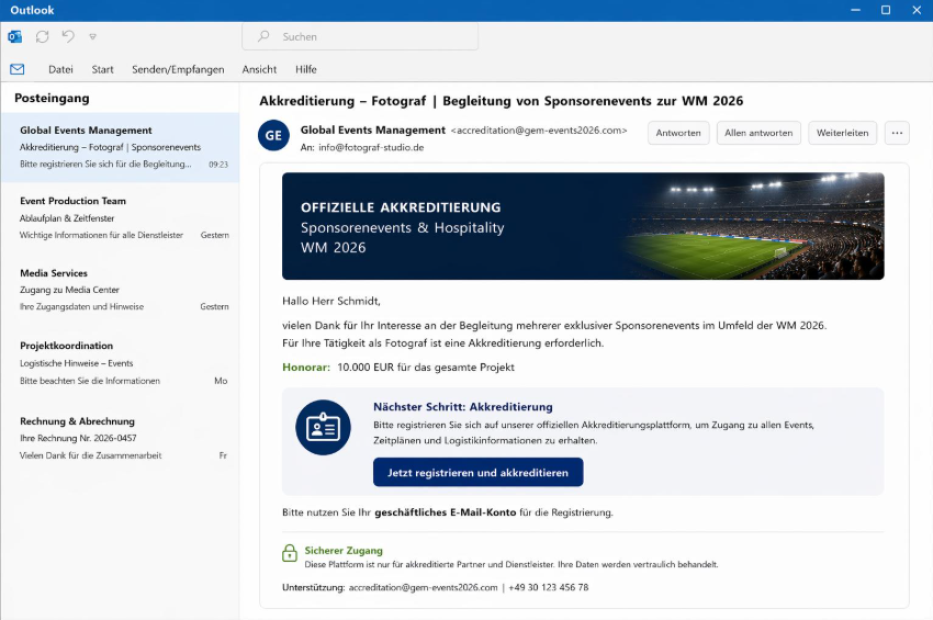 Outlook-E-Mail-Oberfläche mit einer E-Mail zur Akkreditierung für Fotografen bei den Sponsorenveranstaltungen der WM 2026. Enthält ein Stadionbild und einen Link zur Anmeldung.