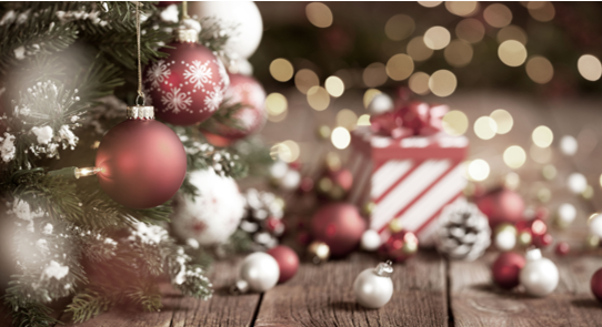 „Festliche Weihnachtsszene mit geschmücktem Baum, roten und weißen Kugeln, Schneeflocken, Zapfen und Lichtern. Im Hintergrund ein gestreiftes Geschenk mit roter Schleife und warme Bokeh-Lichter.