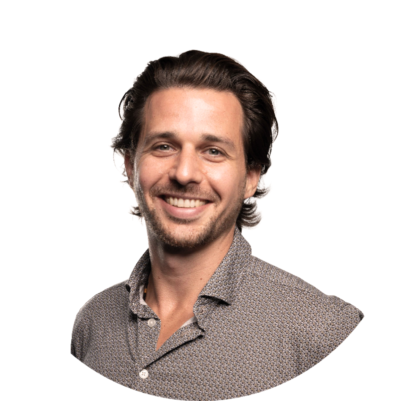 Eric Insel, KI-Experte, trägt ein lässiges Hemd und lächelt in die Kamera