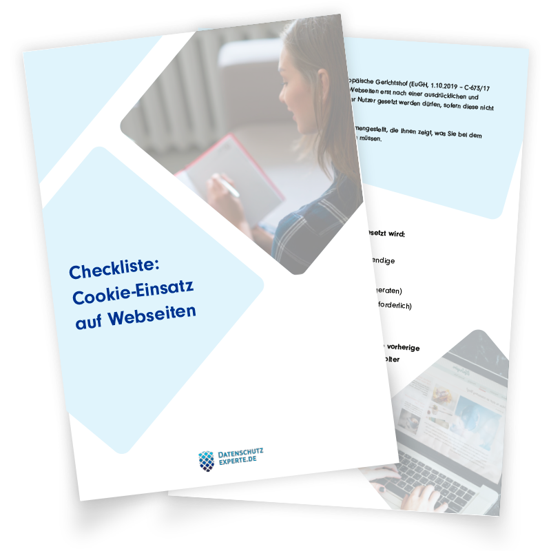 Zwei überlappende Dokumente, vorne eine Checkliste zum Cookie-Einsatz mit dem Logo von datenschutzexperte.de, hinten ein Textabschnitt und ein Bild einer Person am Laptop.