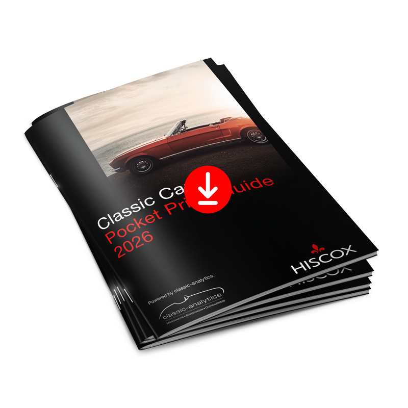 Gestapeltes Mock-up des Hiscox Classic Car Pocket Price Guide 2026, auf dem Cover ein roter klassischer Sportwagen vor Landschaft.