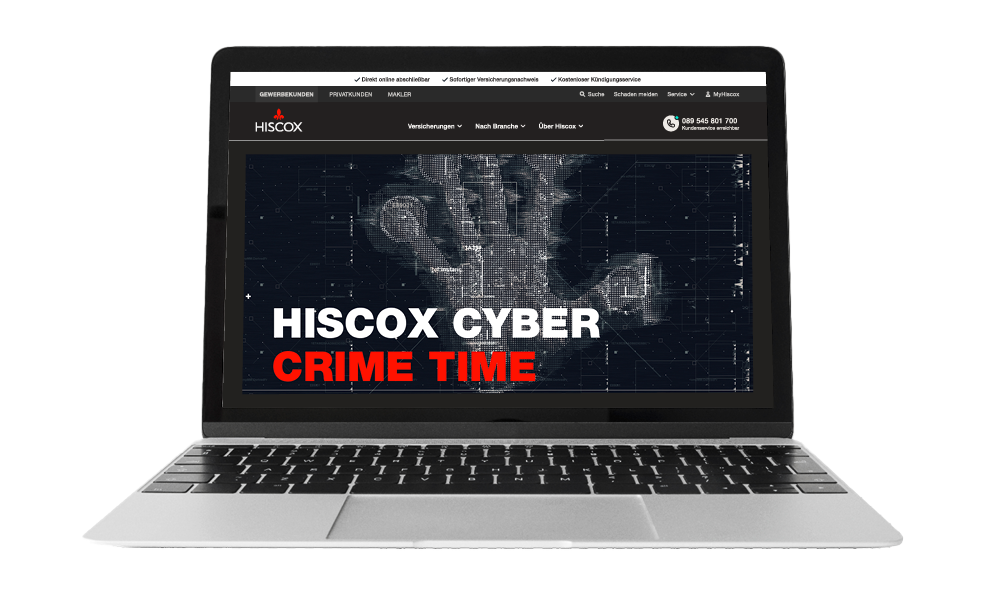 Ein Laptop zeigt eine Webseite mit dem Titel "Hiscox Cyber Crime Time". Im Hintergrund ist ein digitaler Fingerabdruck zu sehen. Oben auf der Seite befinden sich Menüpunkte und Kontaktinformationen