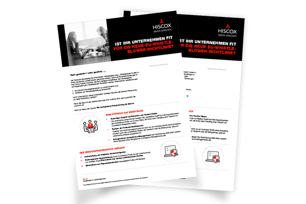 Zwei überlappende Flyer der Firma Hiscox. Der obere Flyer zeigt ein Schwarz-Weiß-Bild von zwei Personen, die sich gegenüber sitzen und miteinander sprechen.