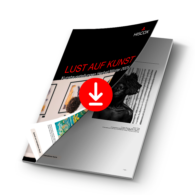 itelblatt einer Broschüre von Hiscox mit der Aufschrift „Lust auf Kunst – Kunstausstellungen Herbst/Winter 2025“. Die Broschüre ist leicht aufgeblättert und zeigt Kunstwerke auf den Innenseiten; in der Mitte ein rotes Download-Symbol.
