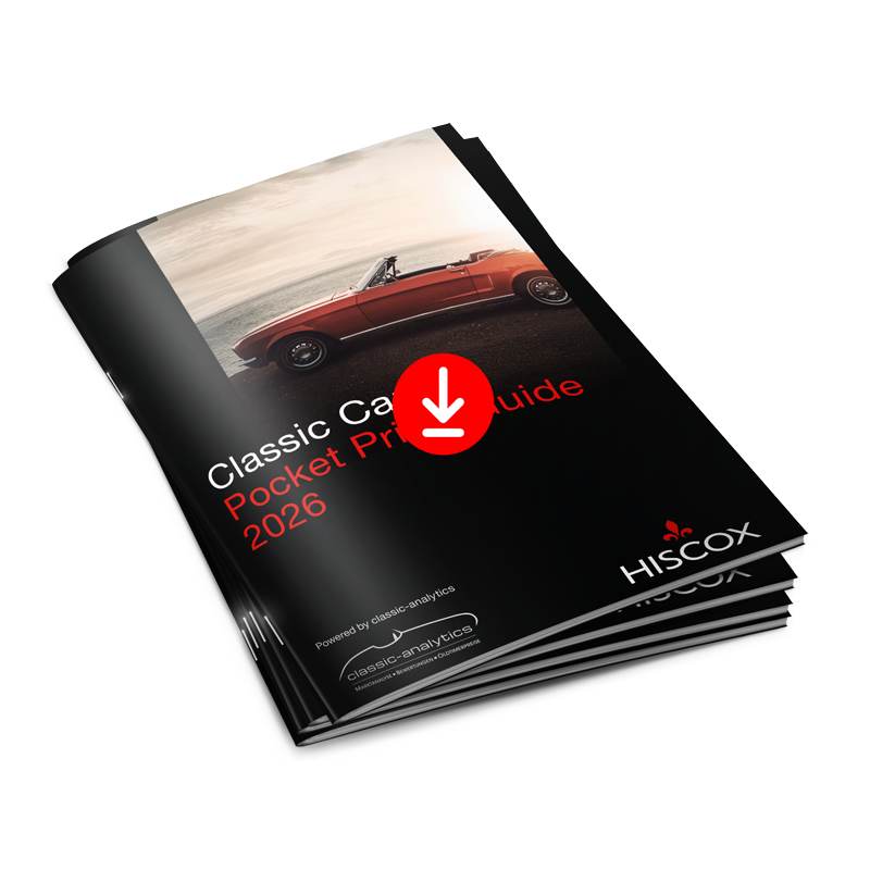 Gestapeltes Mock-up des Hiscox Classic Car Pocket Price Guide 2026, auf dem Cover ein roter klassischer Sportwagen vor Landschaft.