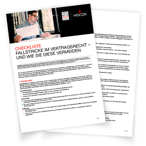 Mockup der Hiscox Checkliste „Fallstricke im Vertragsrecht – und wie Sie diese vermeiden“ mit Titel in Rot und Schwarz, daneben eine Person mit Laptop sowie gestapelte Dokumentseiten.