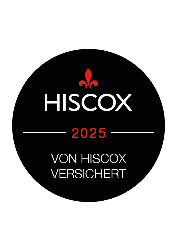 Hiscox Siegel, auf dem oben der Schriftzug "Hiscox" mit einer roten Linie dargestellt ist, in der Mitte die Jahreszahl 2025 und darunter der Schriftzug "Von Hiscox versichert"