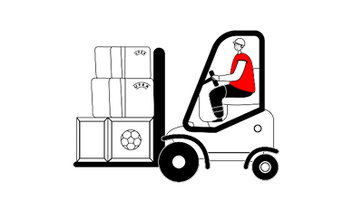 Das Bild zeigt eine Person, die einen Gabelstapler bedient. Der Gabelstapler hebt mehrere Kisten, darunter zwei gestapelte Kisten oben und eine größere Kiste unten mit einem Lüftersymbol