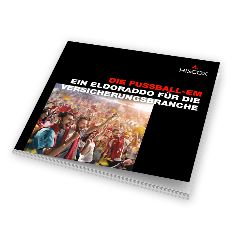 Ein Heft oder Magazin mit dem Titel "DIE FUSSBALL-EM EIN ELDORADO FÜR DIE VERSICHERUNGSBRANCHE" und dem Hiscox-Logo oben rechts. Das Cover zeigt ein Bild einer Menschenmenge, die bei einem Fußballereignis jubelt und feiert.