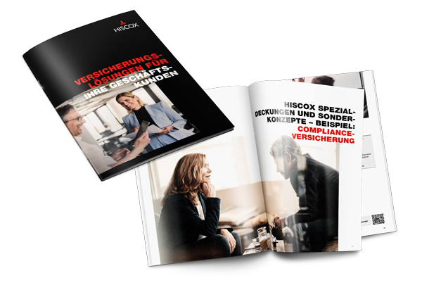 Zwei aufgeschlagene Broschüren der Firma Hiscox. Die Titelseite der ersten Broschüre zeigt eine Geschäftsfrau, die mit einem Kunden spricht, und trägt den Titel "Versicherungslösungen für Ihre Geschäftskunden". Die zweite Broschüre ist geöffnet und zeigt Bilder von Geschäftsleuten in Besprechungen sowie den Text "Hiscox Spezialdeckungen und Sonderkonzepte