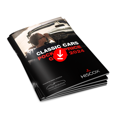 Ein Stapel von Broschüren mit dem Titel 'CLASSIC CARS POCKET PRICE GUIDE 2023'. Auf dem Cover ist ein klassisches weißes Auto abgebildet. Unten rechts steht 'HISCOX WISSEN VERSICHERT'