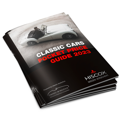 Gestapelte Booklets mit dem Titel ‚CLASSIC CARS POCKET PRICE GUIDE 2023‘ und einem weißen Cabrio auf dem Cover, gebrandet mit dem HISCOX-Logo.