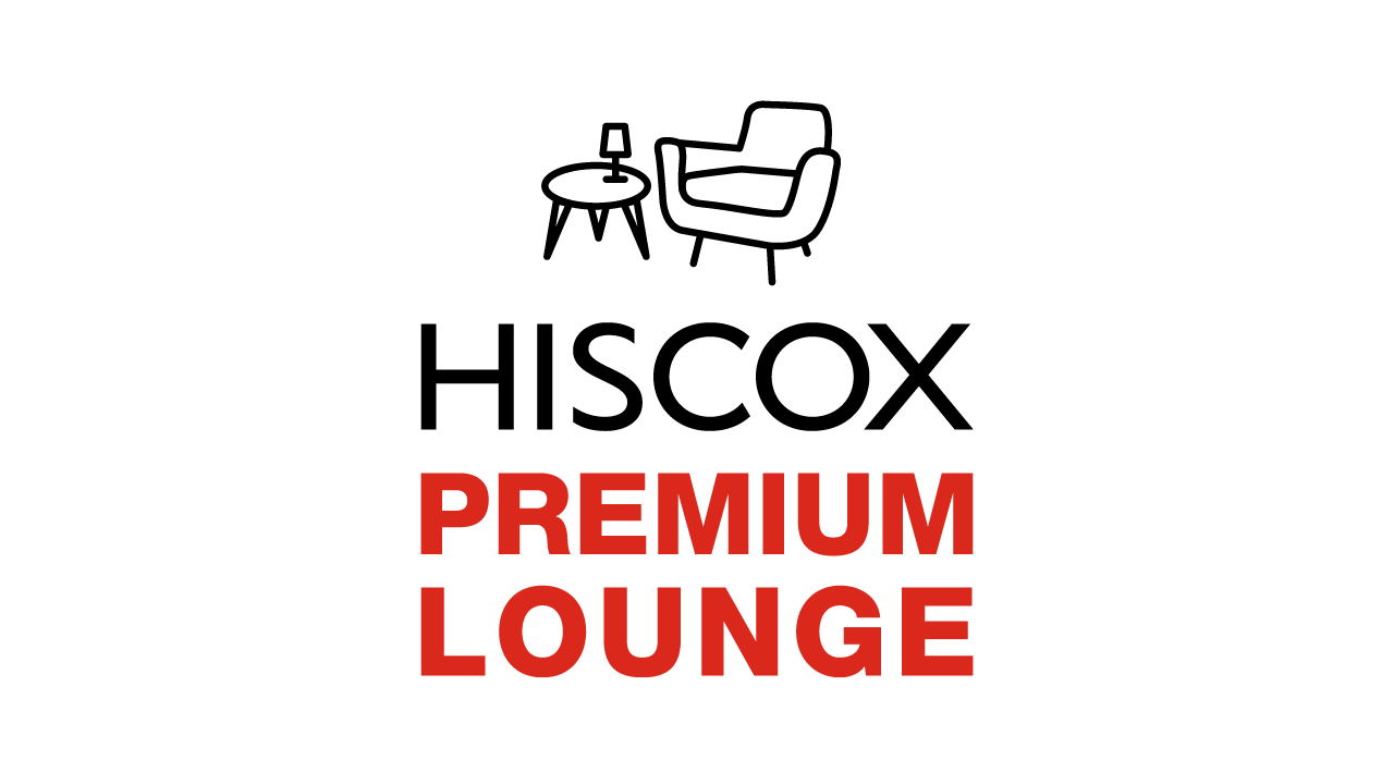 Das Logo für 'HISCOX PREMIUM LOUNGE' zeigt eine Illustration eines Stuhls und eines kleinen Tisches mit einer Lampe darauf. Der Text 'HISCOX' ist in Schwarz, während 'PREMIUM LOUNGE' in Rot ist