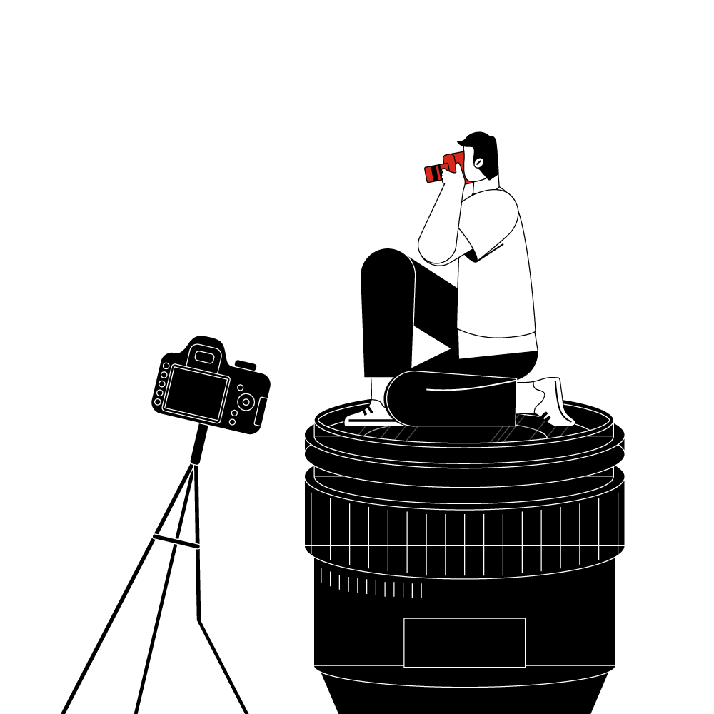 Ein Mann sitzt auf einem übergroßen Kameraobjektiv und schaut durch ein Fernglas. Vor ihm steht eine Kamera auf einem Stativ.