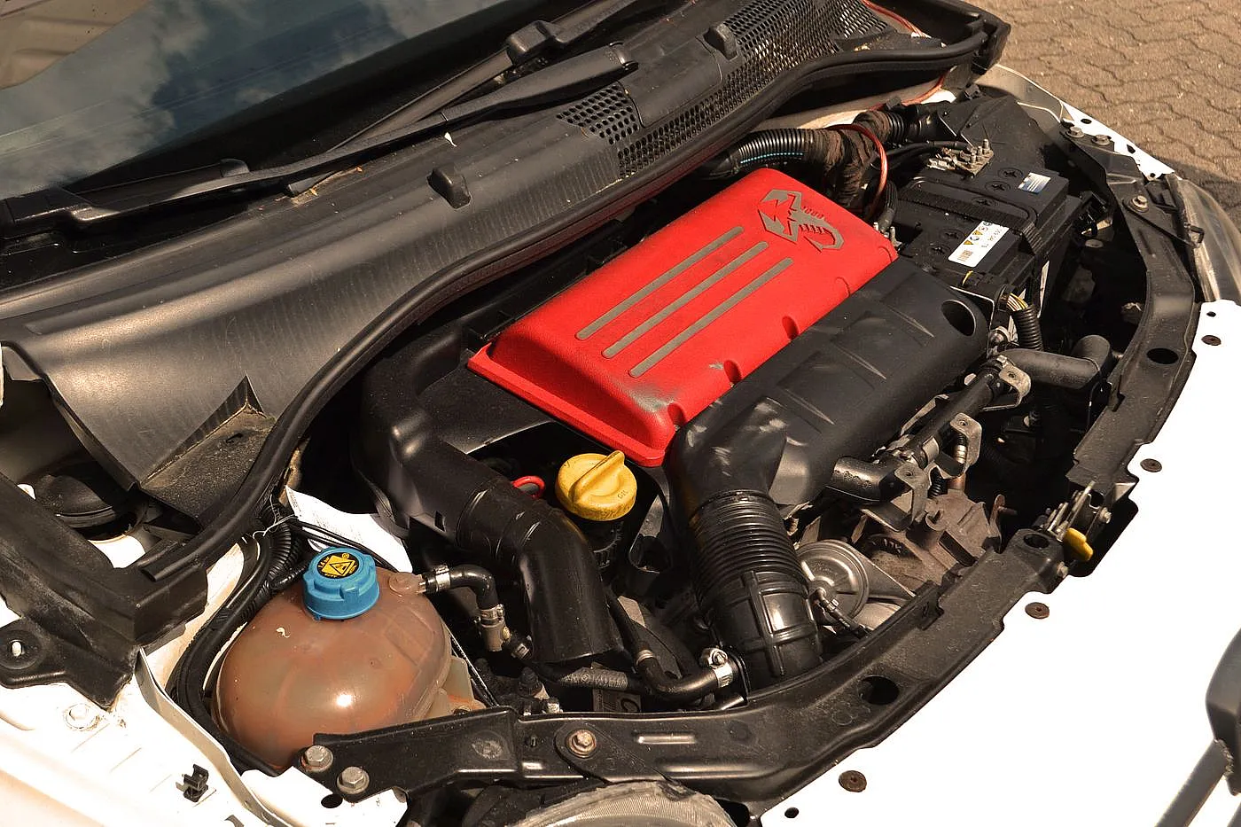 Blick auf den Motorinnenraum des weißen Abarth 500.