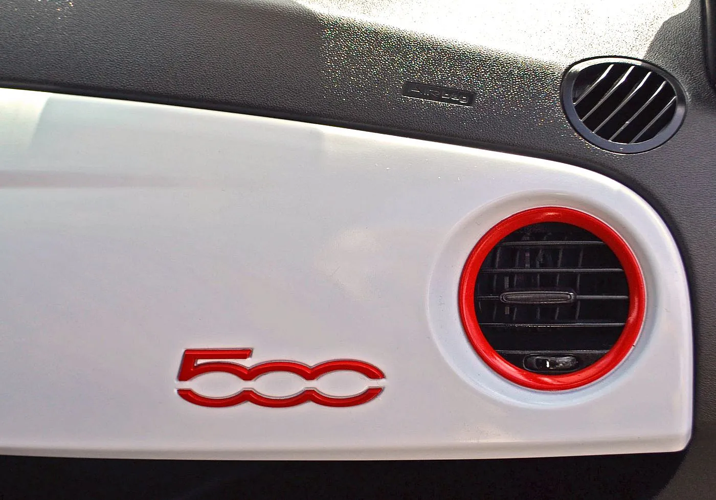 Nahaufnahme auf die weiß-rote Klimaanlage des Abarth 500 mit rotem Schriftzug "500".