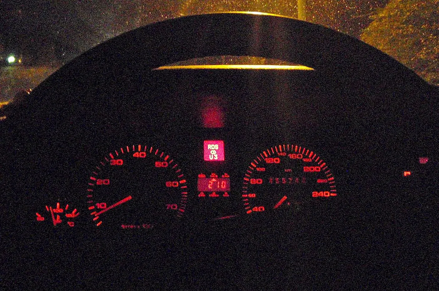 Blick in das Cockpilt des Audi v8 bei Nacht roterleuchtet.