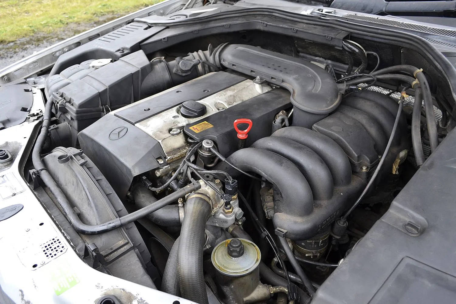 Nahaufnahme des Motors eines grauen Mercedes w140 s320