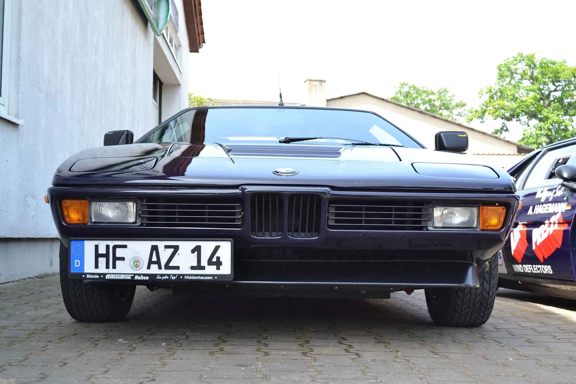 Die Frontansicht des BMW M1, ein eleganter Oldtimer mit kraftvollem Motor.