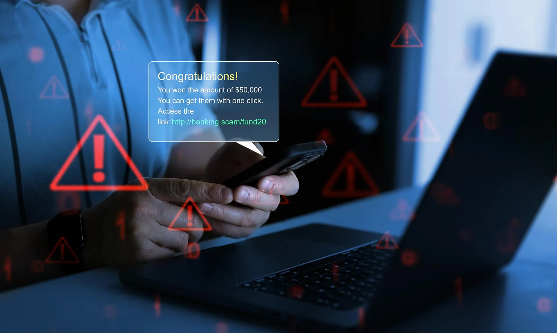 Eine Person mit einem Smartphone sitzt vor einem Laptop, auf dessen Bildschirm Symbole zur Betrugswarnung und eine Meldung mit dem Versprechen von 50.000 Dollar zu sehen sind, die auf die Risiken von Online-Betrug hinweisen.
