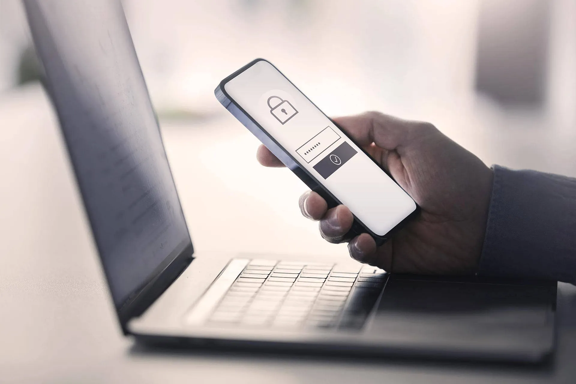 Datenschutzbeauftragte-Versicherung von Hiscox: Ein Datenschutzbeauftragter hält sein Handy in der Hand
