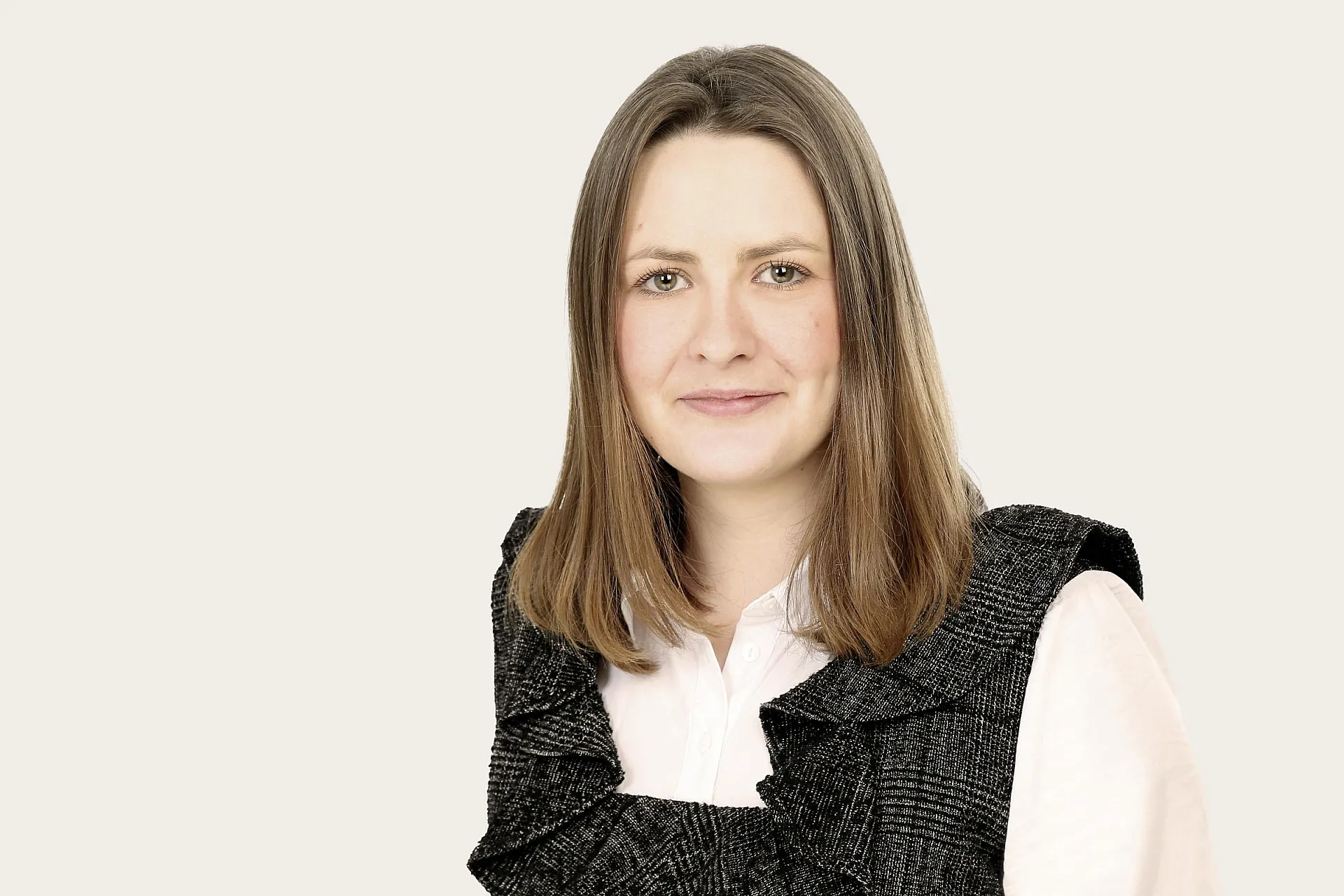 Friederike Fabry, Project Manager Digital Transformation, lächelt in die Kamera. Sie hat braune schulterlange Haare und trägt eine weiße Bluse