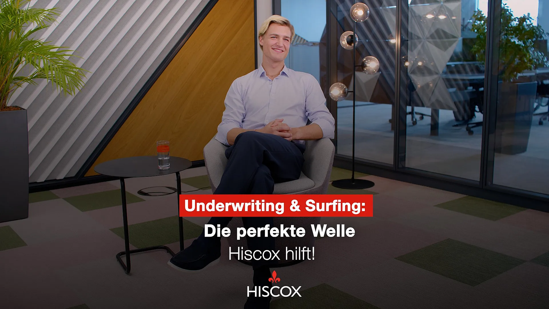 Hiscox Underwriter Nils Woyna ist ein blonder junger Mann, der auf dem Bild lächelt.