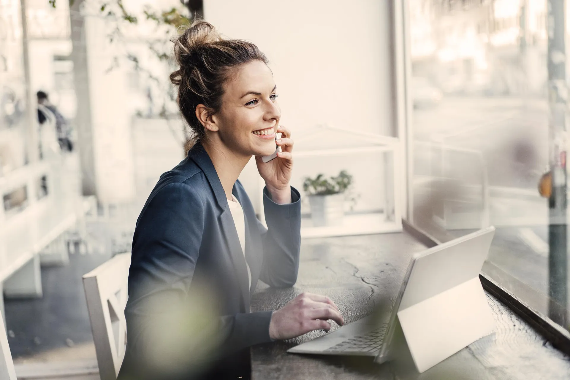 Marketing-Versicherung von Hiscox: Frau arbeitet am Notebook
