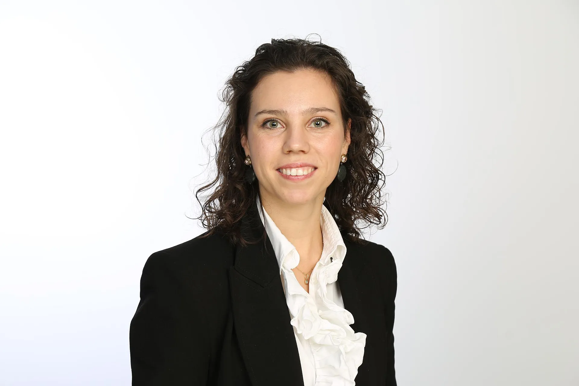 Mathilda Napp ist Head of Strategic Accounts & Partnerships bei Hiscox Deutschland und trägt einen schwarzen Blazer zur weißen Bluse und lächelt in die Kamera