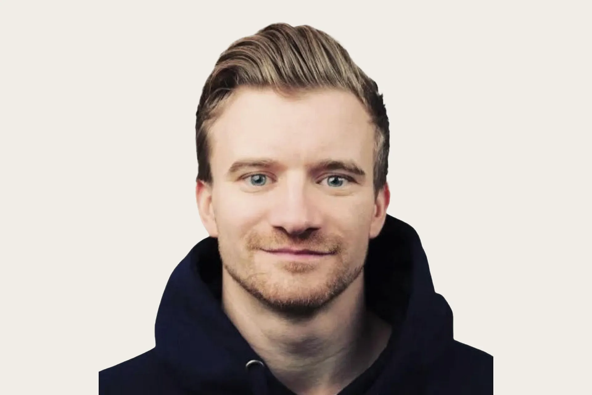 Matthias Beck, ein Man mit blonden Haaren und Gastautor bei Hiscox, trägt einen dunkelblauen Kapuzenpullover.