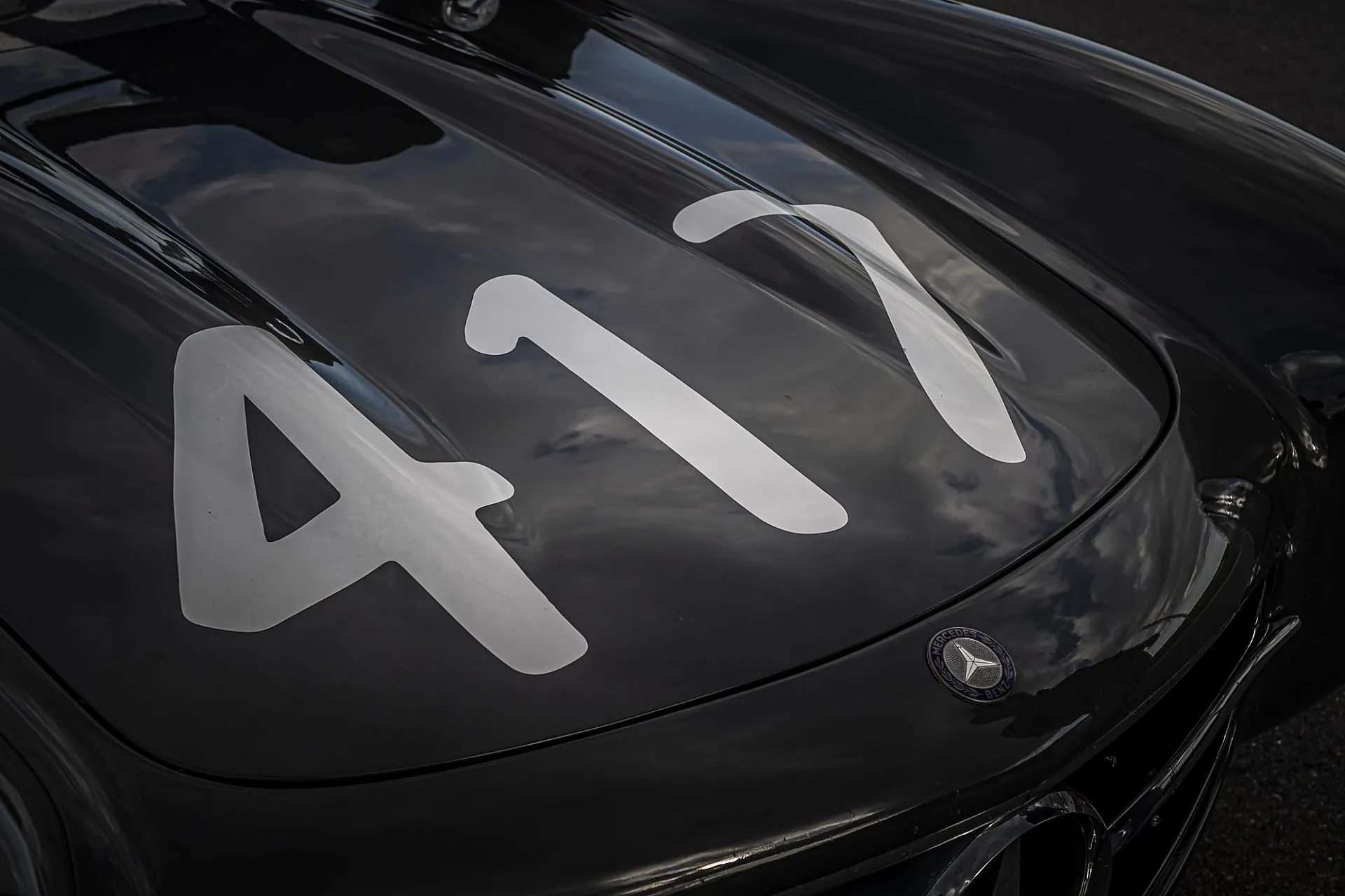 Mercedes Benz 300 SL Gullwing mit der Nummer 417 auf der Motorhaube als Nahaufnahme