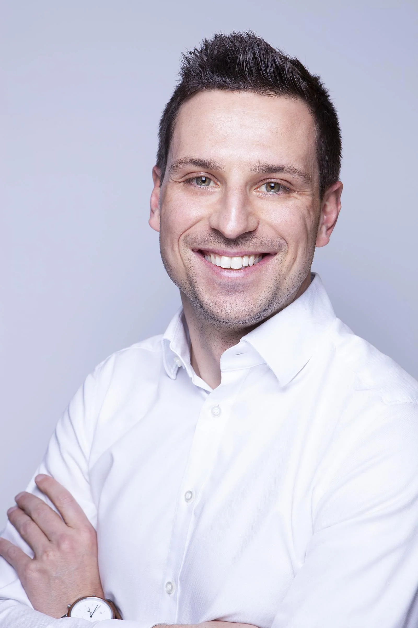 Robin Gollbach, CEO von freelance.de, ist ein junger Mann mit Kurzfrisur in weißem Hemd, der in die Kamera lächelt