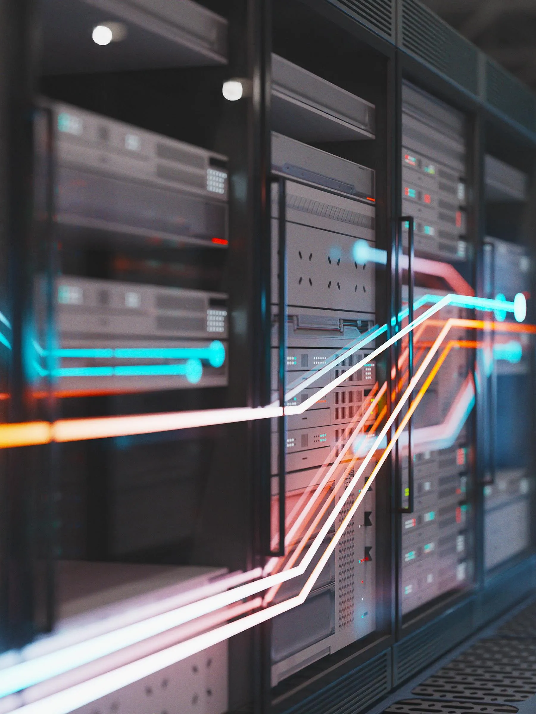 Eine Reihe von Server-Racks in einem Rechenzentrum, in denen blaue und orangefarbene Lichtspuren den Datenfluss darstellen. Die Szene wirkt futuristisch und technikorientiert.