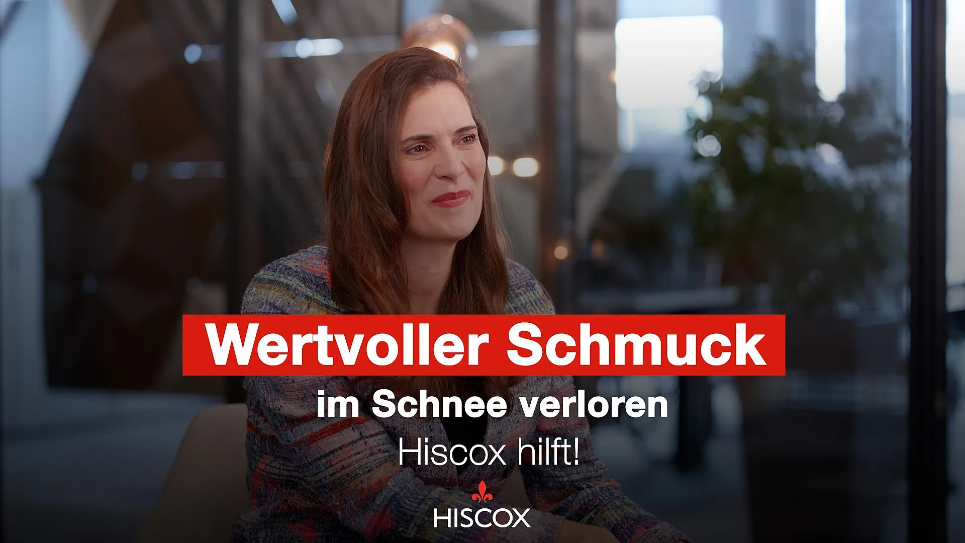 Hiscox Underwriter Janna-Lena Baierle bei den Dreharbeiten, sie spricht in die Kamera zu dem Thema "Wertvoller Schmuck im Schnee verloren".