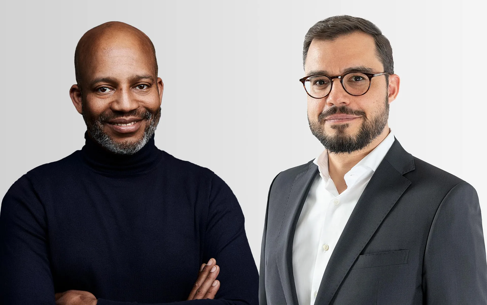 Utena Treves in schwarzem Rollkragenpullover und Markus Niederreiner in Anzug und Hemd stehen nebeneinander im Zeichen der Moojo Kooperation Gross C mit Hiscox