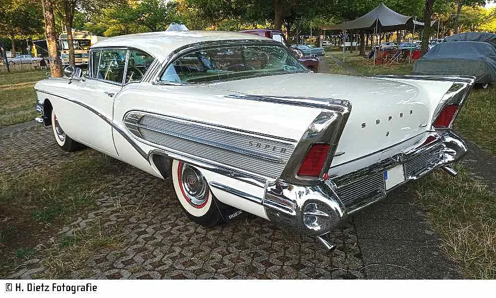 Ein Bild eines 1957 Buick Roadmaster mit der Bezeichnung "1q8" und dem Hinweis auf den Buick Super.