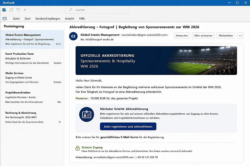 Outlook-E-Mail-Oberfläche mit einer E-Mail zur Akkreditierung für Fotografen bei den Sponsorenveranstaltungen der WM 2026. Enthält ein Stadionbild und einen Link zur Anmeldung.