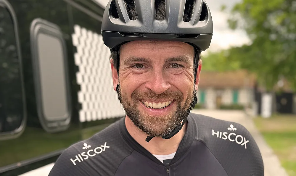 Jonas Deichmann, Leistungssportler aus Deutschland, lacht mit Fahrradhelm in die Kamera
