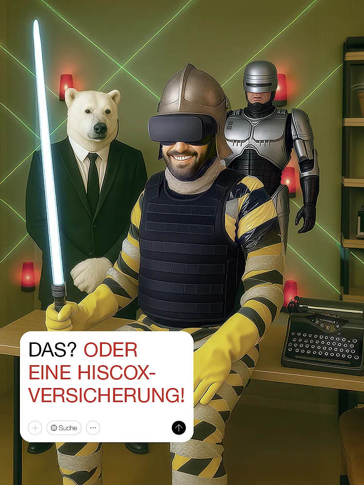Ein Mann sitzt auf einem Schreibtisch und hält ein Laserschwert in der Hand. Er trägt einen Ritterhelm und eine KI-Brille. Man sieht nur den Überkörper und den Kopf des Mannes. Im Hintergrund steht auf der linken Seite ein Bodyguard in Gestalt eines Eisbärs mit Sonnenbrille und auf der rechten Seite noch weiter hinten ein Mann im Roboter-Kostüm. An der Wand befinden sich grüne Laserstrahlen sowie rote Alarmlampen