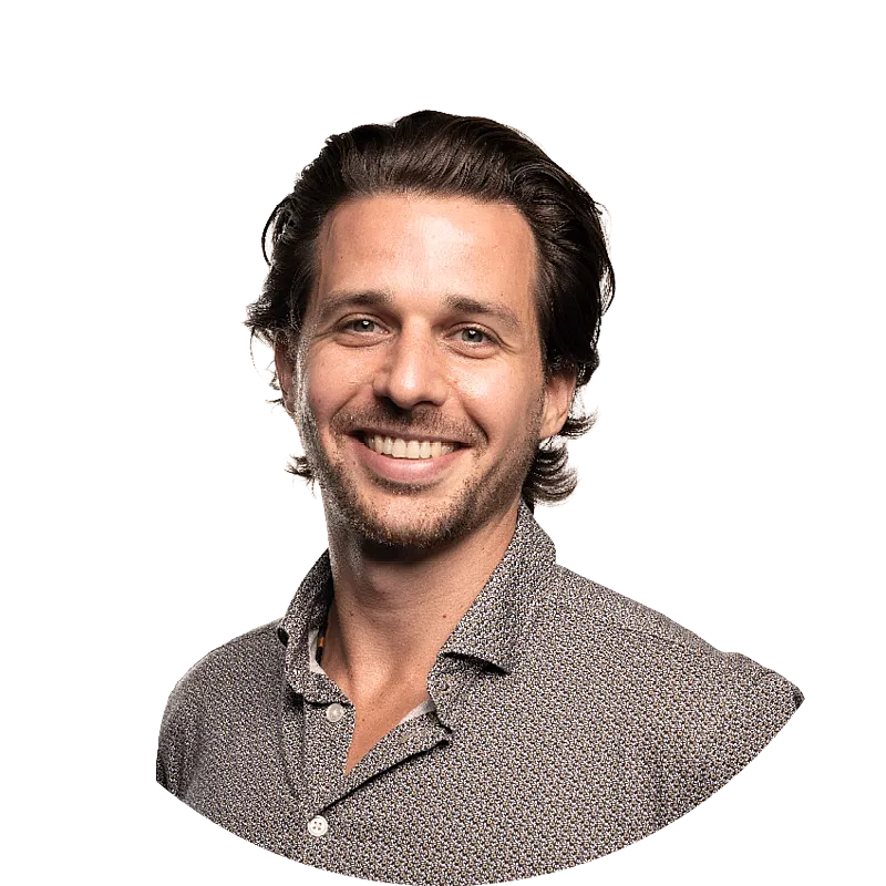 Eric Insel, KI-Experte, trägt ein lässiges Hemd und lächelt in die Kamera