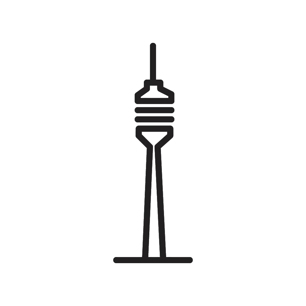 Schwarze, minimalistische Illustration des Stuttgarter Fernsehturms auf weissem Hintergrund. Der Turm hat eine schmale Basis, einen breiteren Mittelteil mit drei horizontalen Linien und eine lange Antenne an der Spitze.