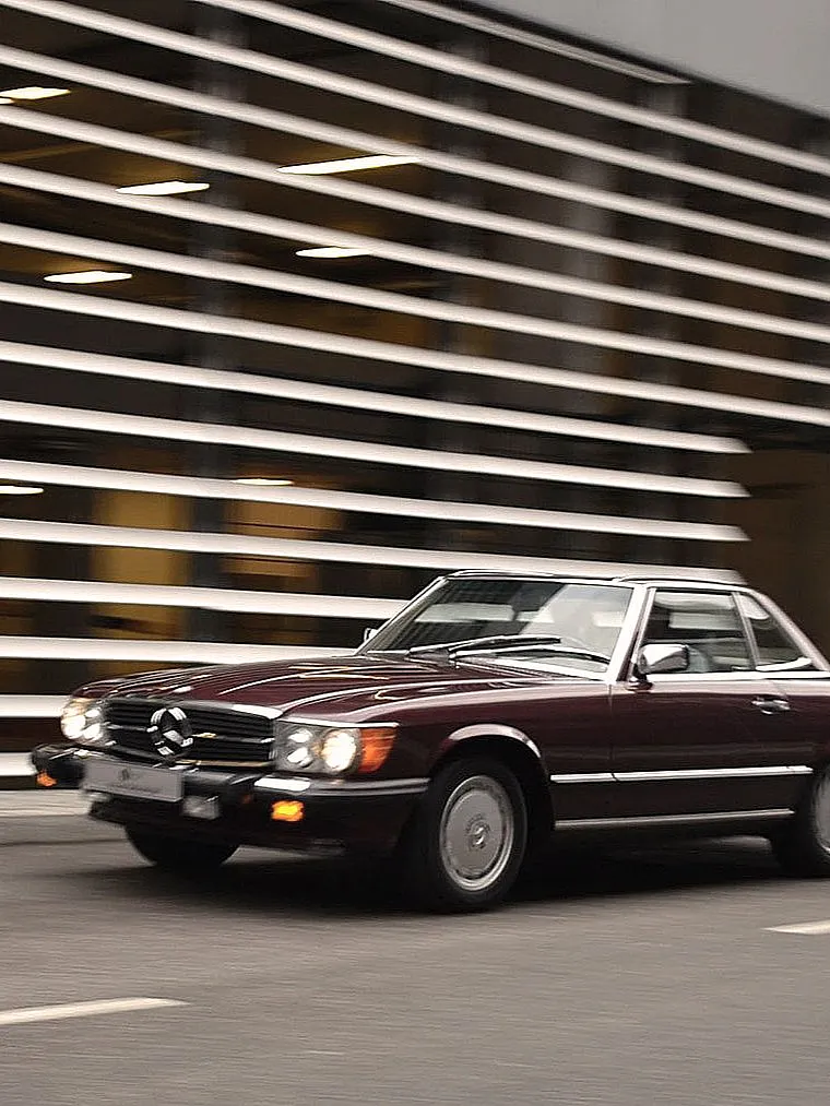 Freunde im Roadster: Mercedes Benz 560SL Oldtimer im Portrait