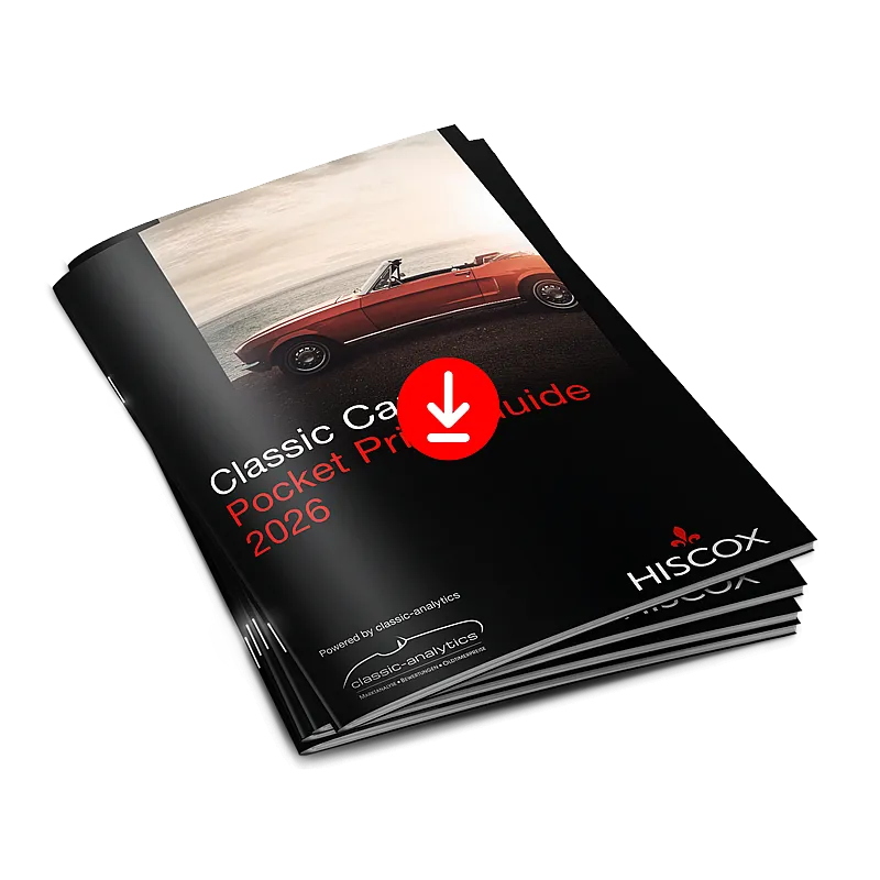 Gestapeltes Mock-up des Hiscox Classic Car Pocket Price Guide 2026, auf dem Cover ein roter klassischer Sportwagen vor Landschaft.