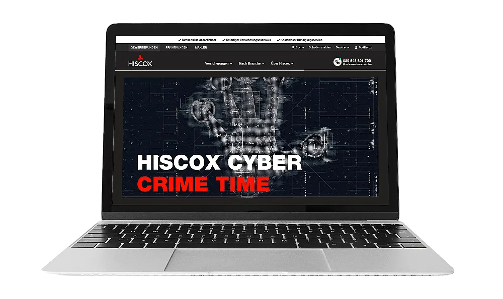 Ein Laptop zeigt eine Webseite mit dem Titel "Hiscox Cyber Crime Time". Im Hintergrund ist ein digitaler Fingerabdruck zu sehen. Oben auf der Seite befinden sich Menüpunkte und Kontaktinformationen