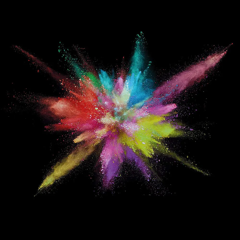 Bunte Farbpulver-Explosion auf schwarzem Hintergrund mit strahlenförmiger Ausbreitung in Rot, Orange, Gelb, Grün, Blau, Lila und Rosa.