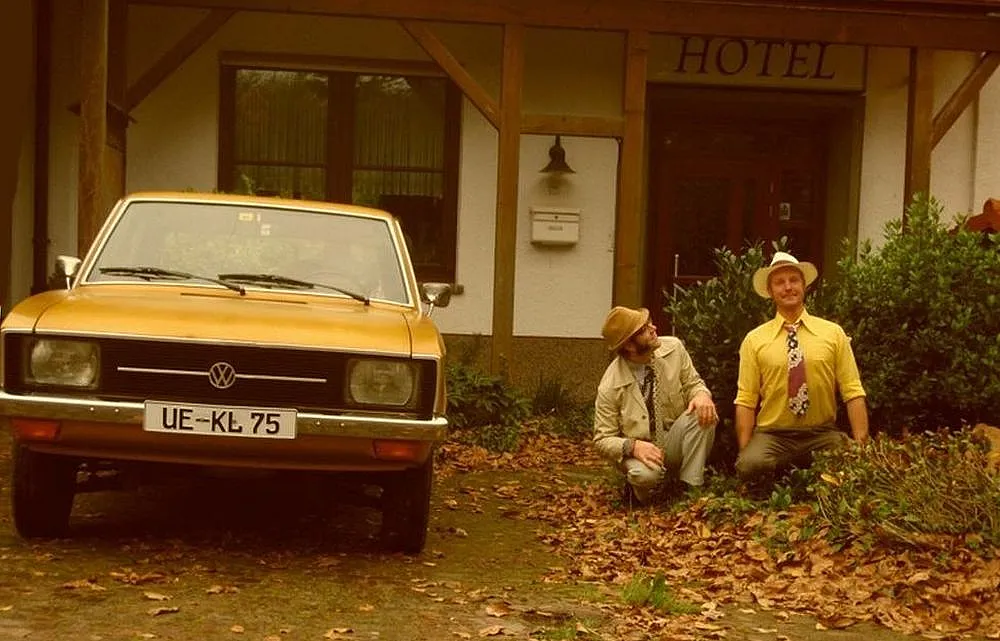 Goldener VW K70 L 1971 im Jahr 2008, Nachstellung des Bildes aus 1973 mit nun erwachsenen Kindern neben dem Fahrzeug